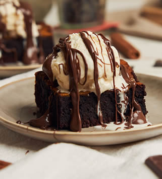 Sobremesas - Brownie 70% com Bourbon - Redtrees Steakhouse Sobremesas - Brownie 70% com Bourbon - Redtrees Steakhouse