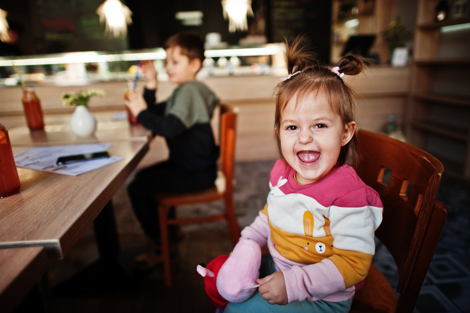 Restaurante com espaço kids em Curitiba. Conheça o RedTrees Steakhouse no Ecoville Restaurante com espaço kids em Curitiba. Conheça o RedTrees Steakhouse no Ecoville